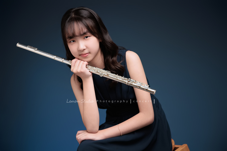蔓、璇、晴三位女孩一起來拍照,三位女孩要辦長笛的演奏會,這次的禮服有些層次,兩位女孩是深藍色、一位是藕色,每一張都好美好優雅啊,這張是晴手拿著長笛放在下巴處,優雅地坐著看著鏡頭微笑的相片!