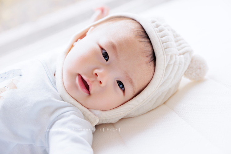 四個月大的朵朵來拍寶寶寫真，媽麻＆阿嬤及阿姨都超級疼愛她的，不論是哭哭還是燦爛的笑，朵朵的可愛都超可愛的，這張朵朵帶著帽子躺在床上的可愛模樣！