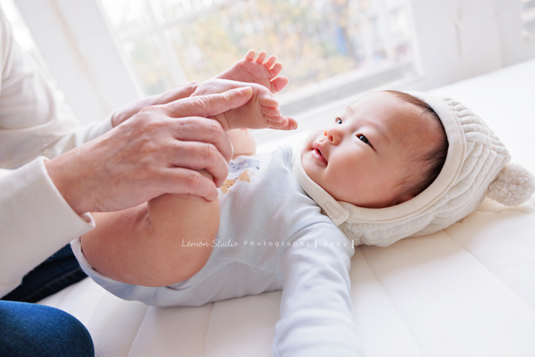 四個月大的朵朵來拍寶寶寫真，媽麻＆阿嬤及阿姨都超級疼愛她的，不論是哭哭還是燦爛的笑，朵朵的可愛都超可愛的，這張朵朵帶著帽子躺在床上、阿嬤和她在玩的可愛模樣！