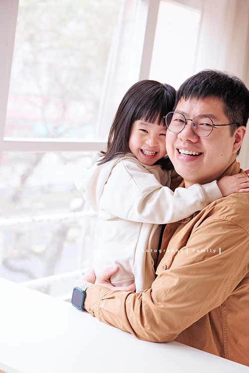 Jade媽麻一家來拍照，三歲八個月的姊姊、及八個月大的妹妹太可愛了，爸拔媽麻與姊妹倆玩得好開心，這張是爸拔抱著姊姊，兩人看著鏡頭笑容好燦爛啊！