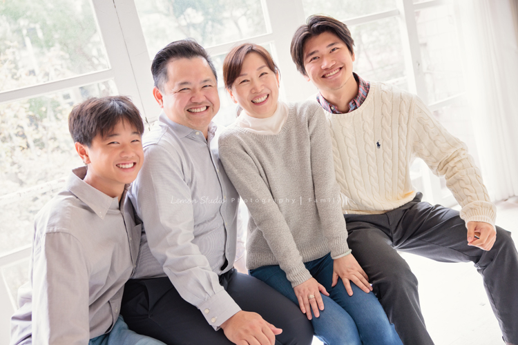 Tommy爸拔一家回台灣時來拍家庭寫真，20歲的大哥Alex及14歲的弟弟Ben都好帥氣，Tommy爸拔也和太太拍了一些兩人互動的相片，一家四口很自然的全家福寫真，這張是一家四口坐著的全家福，全家都笑得好燦爛啊！