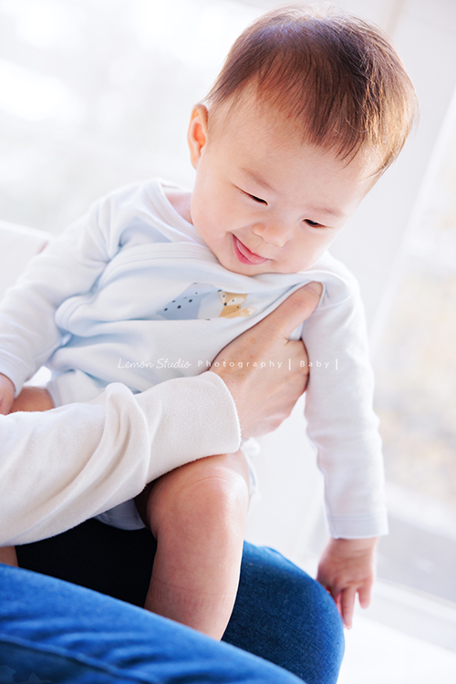 四個月大的朵朵來拍寶寶寫真，媽麻＆阿嬤及阿姨都超級疼愛她的，不論是哭哭還是燦爛的笑，朵朵的可愛都超可愛的，這張是朵朵坐在媽麻身上，吐舌頭逗趣的表情的可愛的朵朵的寶寶寫真照！