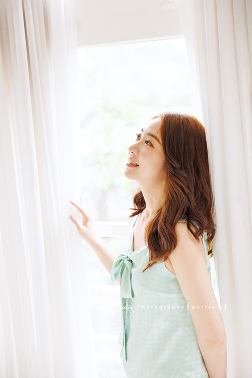 光程第三次來拍個人寫真,在電視新聞媒體業的光程,目前是寰宇新聞國際推播主播,光程好多角度都好美啊,這張是光程在窗邊微笑地往上方看的一張很美的個人寫真照!
