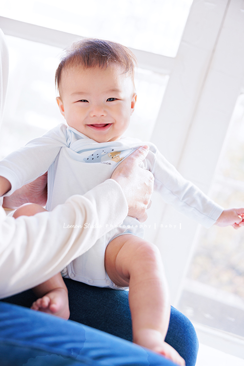 四個月大的朵朵來拍寶寶寫真，媽麻＆阿嬤及阿姨都超級疼愛她的，不論是哭哭還是燦爛的笑，朵朵的可愛都超可愛的，這張是朵朵笑的很開心的模樣的寶寶寫真照！