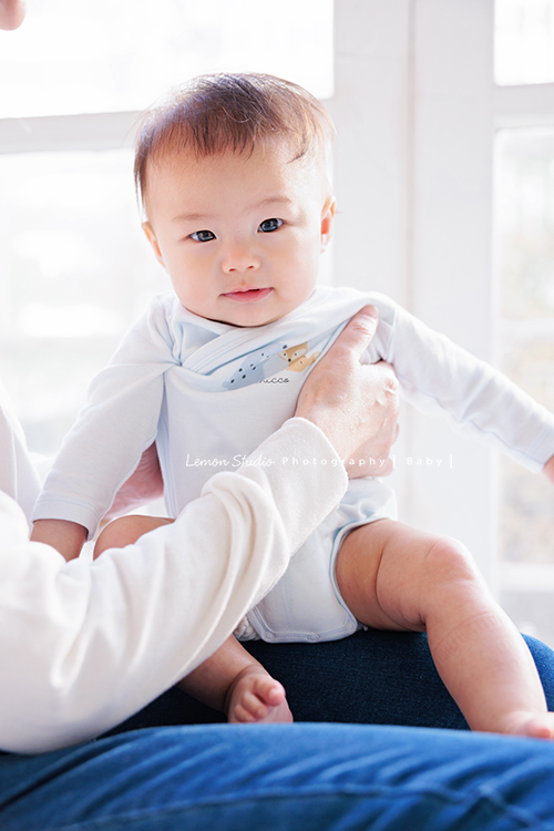 四個月大的朵朵來拍寶寶寫真，媽麻＆阿嬤及阿姨都超級疼愛她的，不論是哭哭還是燦爛的笑，朵朵的可愛都超可愛的，這張是朵朵很認真地看著鏡頭的寶寶寫真照！