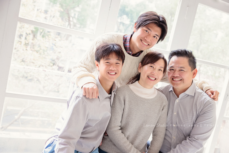 Tommy爸拔一家回台灣時來拍家庭寫真，20歲的大哥Alex及14歲的弟弟Ben都好帥氣，Tommy爸拔也和太太拍了一些兩人互動的相片，一家四口很自然的全家福寫真，這張是一家四口的全家福，哥哥Alex站在後面抱著大家，四人都笑得好開心及陽光啊！