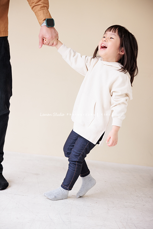 Jade媽麻一家來拍照，三歲八個月的姊姊、及八個月大的妹妹太可愛了，爸拔媽麻與姊妹倆玩得好開心，這張是爸拔牽著姊姊的手，姊姊很開心地笑著的一張紀錄！