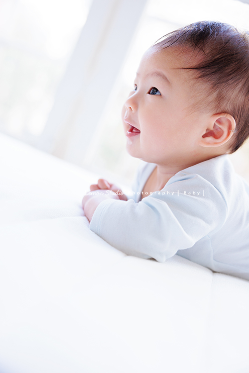 四個月大的朵朵來拍寶寶寫真，媽麻＆阿嬤及阿姨都超級疼愛她的，不論是哭哭還是燦爛的笑，朵朵的可愛都超可愛的，這張是朵朵趴在床上，充滿好奇地看著大家的超可愛的寶寶寫真！
