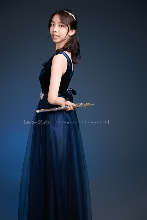 蔓、璇、晴三位女孩一起來拍照,三位女孩要辦長笛的演奏會,這次的禮服有些層次,兩位女孩是深藍色、一位是藕色,每一張都好美好優雅啊,這張是蔓將長笛放在身後,側身轉過頭看著鏡頭微笑的相片!