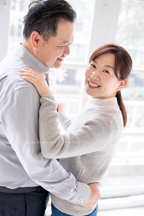 Tommy爸拔一家回台灣時來拍家庭寫真，20歲的大哥Alex及14歲的弟弟Ben都好帥氣，Tommy爸拔也和太太拍了一些兩人互動的相片，一家四口很自然的全家福寫真，這張是Tommy爸拔抱著太太的一張兩人的合照，Tommy深情地看著太太，太太看著鏡頭笑得好甜蜜啊！