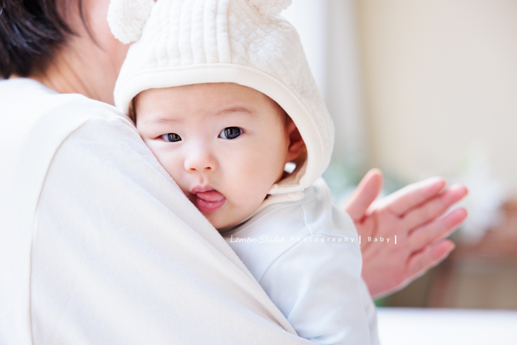 四個月大的朵朵來拍寶寶寫真，媽麻＆阿嬤及阿姨都超級疼愛她的，不論是哭哭還是燦爛的笑，朵朵的可愛都超可愛的，這張是阿嬤抱著可愛的朵朵，朵朵對著相機吐舌頭可愛的寶寶寫真照！