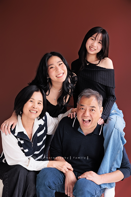 麗惠媽麻一家第四次來拍家庭寫真，第一次拍照是在15年前，當時Miranda & Charlotte都還是小小孩啊，如今姊妹倆已是美少女，這張是一家人可愛的一張全家福！妹妹的腳跨在爸爸身上，一家人很輕鬆開心的全家福！