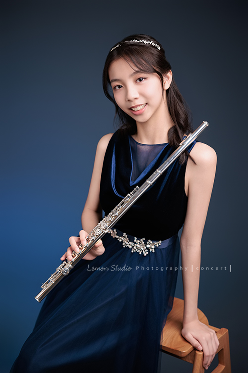 蔓、璇、晴三位女孩一起來拍照,三位女孩要辦長笛的演奏會,這次的禮服有些層次,兩位女孩是深藍色、一位是藕色,每一張都好美好優雅啊,這張是蔓優雅地坐在椅上,手拿的長笛對著鏡頭微笑的相片!