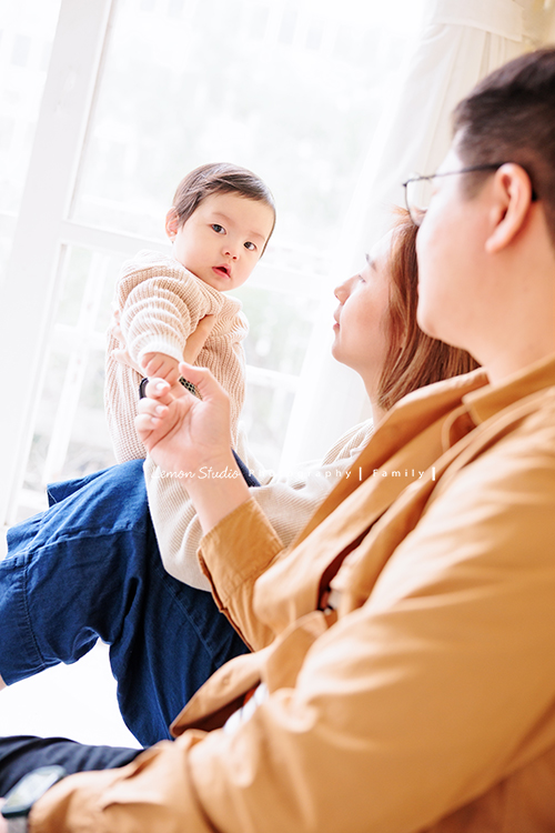Jade媽麻一家來拍照，三歲八個月的姊姊、及八個月大的妹妹太可愛了，爸拔媽麻與姊妹倆玩得好開心，這張是媽麻抱著妹妹，妹妹瞪大雙眼看著鏡頭的相片！