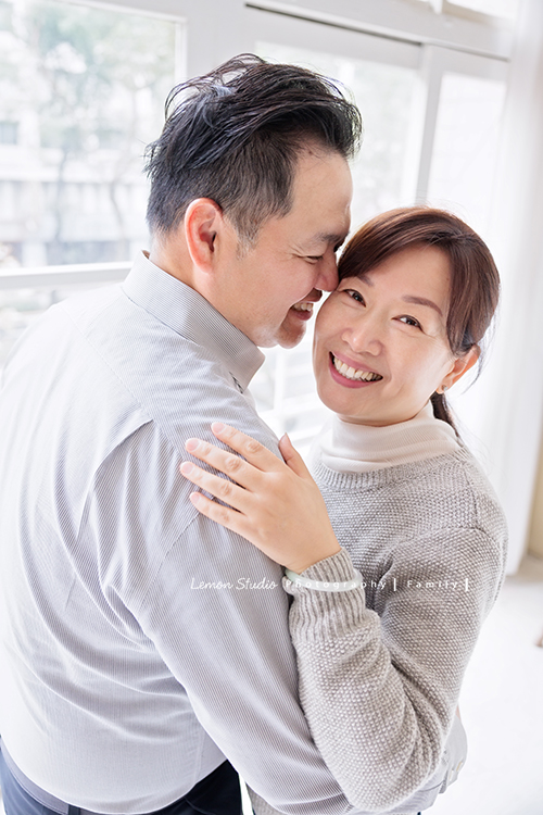 Tommy爸拔一家回台灣時來拍家庭寫真，20歲的大哥Alex及14歲的弟弟Ben都好帥氣，Tommy爸拔也和太太拍了一些兩人互動的相片，一家四口很自然的全家福寫真，這張是Tommy爸拔抱著太太的一張兩人的合照，Tommy深情地看著太太，太太看著鏡頭笑得好幸福啊！