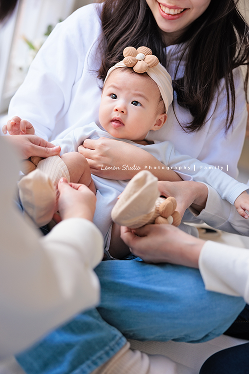 四個月大的朵朵來拍寶寶寫真，媽麻＆阿嬤及阿姨都超級疼愛她的，不論是哭哭還是燦爛的笑，朵朵的可愛都超可愛的，這張是朵朵在阿姨身上看著大家的可愛寶寶寫真照！