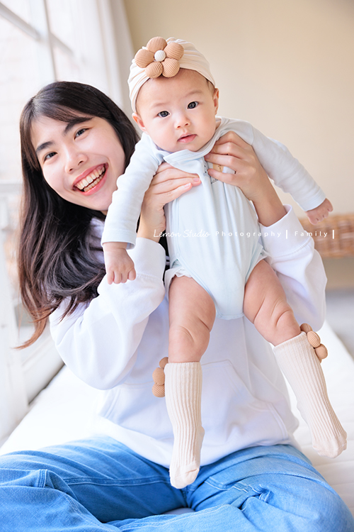 四個月大的朵朵來拍寶寶寫真，媽麻＆阿嬤及阿姨都超級疼愛她的，不論是哭哭還是燦爛的笑，朵朵的可愛都超可愛的，這張是阿姨抱著朵朵的兩人合照，阿姨笑得好開心啊！