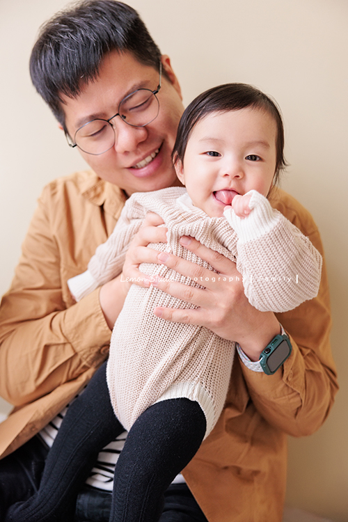 Jade媽麻一家來拍照，三歲八個月的姊姊、及八個月大的妹妹太可愛了，爸拔媽麻與姊妹倆玩得好開心，這張是爸拔抱著妹妹玩，妹妹吐舌頭看著鏡頭笑得很開心的一張相片！