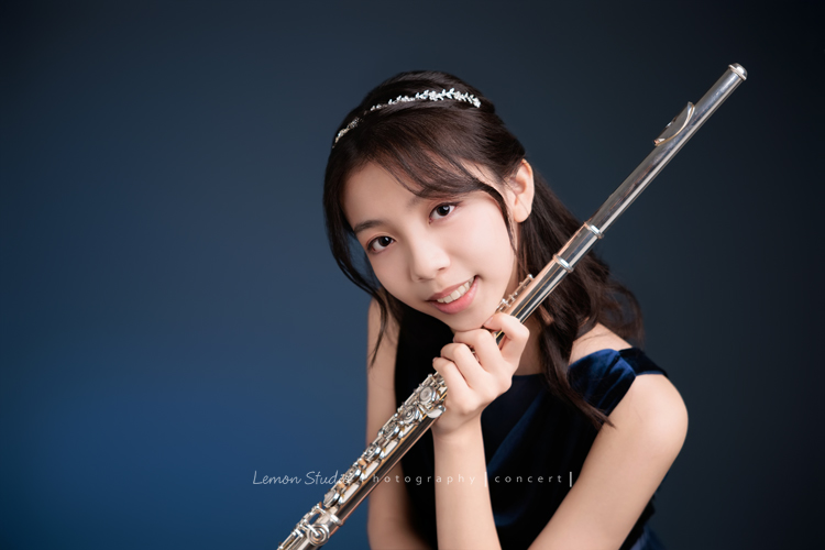 蔓、璇、晴三位女孩一起來拍照,三位女孩要辦長笛的演奏會,這次的禮服有些層次,兩位女孩是深藍色、一位是藕色,每一張都好美好優雅啊,這張是蔓手拿著長笛放在下巴,自信地看著鏡頭微笑的相片!