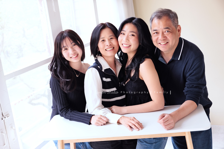 麗惠媽麻一家第四次來拍家庭寫真，第一次拍照是在15年前，當時Miranda & Charlotte都還是小小孩啊，如今姊妹倆已是美少女，這張是一家四口很自然很棒的一張全家福寫真照！
