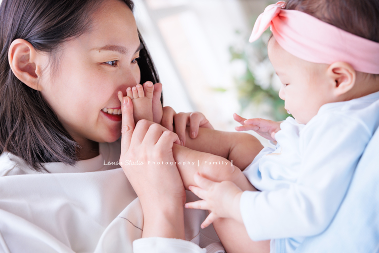 四個月大的朵朵來拍寶寶寫真，媽麻＆阿嬤及阿姨都超級疼愛她的，不論是哭哭還是燦爛的笑，朵朵的可愛都超可愛的，這張是朵朵坐在媽麻身上，媽麻在聞朵朵的小腳丫的可愛家庭寫真！