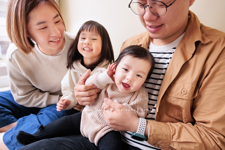 Jade媽麻一家來拍照，三歲八個月的姊姊、及八個月大的妹妹太可愛了，爸拔媽麻與姊妹倆玩得好開心，這張是爸拔媽麻抱著姊姊和妹妹，四人玩得很開心，姊姊妹妹看著鏡頭笑得很開心的可愛紀錄！
