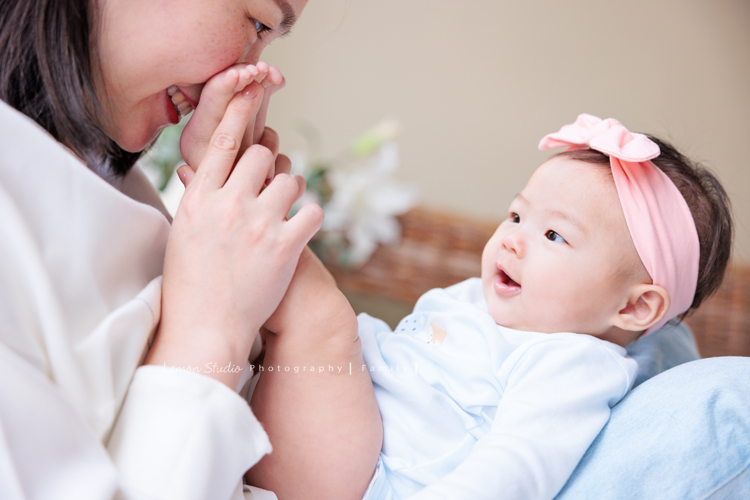 四個月大的朵朵來拍寶寶寫真，媽麻＆阿嬤及阿姨都超級疼愛她的，不論是哭哭還是燦爛的笑，朵朵的可愛都超可愛的，這張是朵朵坐在媽麻身上，媽麻在聞朵朵的小腳ㄚ ，朵朵很開心的一張母女兩人的家庭寫真！