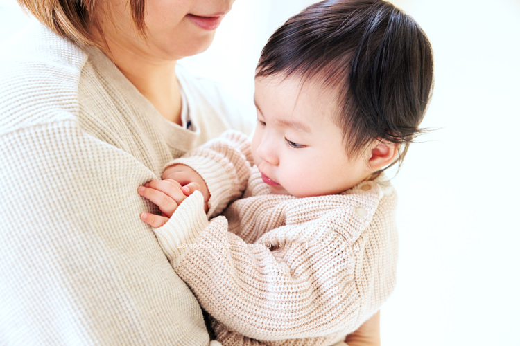 Jade媽麻一家來拍照，三歲八個月的姊姊、及八個月大的妹妹太可愛了，爸拔媽麻與姊妹倆玩得好開心，這張是媽麻抱著妹妹，妹妹很專心很可愛地在媽麻身上玩手手的可愛寶寶寫真紀錄！