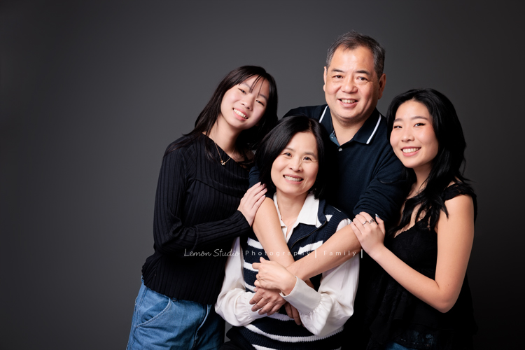 麗惠媽麻一家第四次來拍家庭寫真，第一次拍照是在15年前，當時Miranda & Charlotte都還是小小孩啊，如今姊妹倆已是美少女，這張是一家四口在棚內打燈的全家福，很自然又美好的一張全家福寫真！