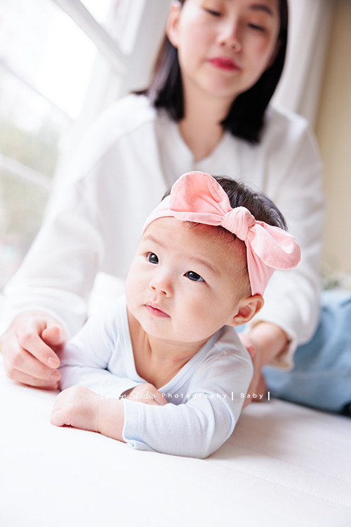 四個月大的朵朵來拍寶寶寫真，媽麻＆阿嬤及阿姨都超級疼愛她的，不論是哭哭還是燦爛的笑，朵朵的可愛都超可愛的，這張是朵朵趴在媽麻前面很認真地抬頭看著風景，這是一張很美的媽媽寶寶寫真照！