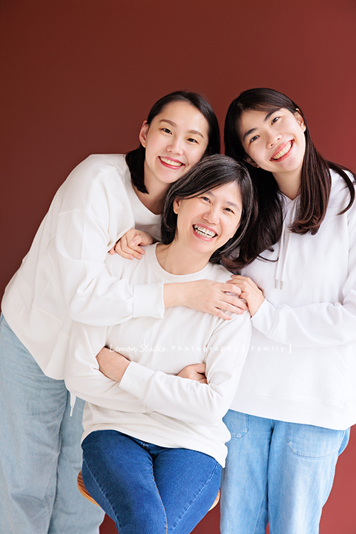 四個月大的朵朵來拍寶寶寫真，媽麻＆阿嬤及阿姨都超級疼愛她的，不論是哭哭還是燦爛的笑，朵朵的可愛都超可愛的，這張是媽麻、阿嬤及阿姨三人美麗的合照！