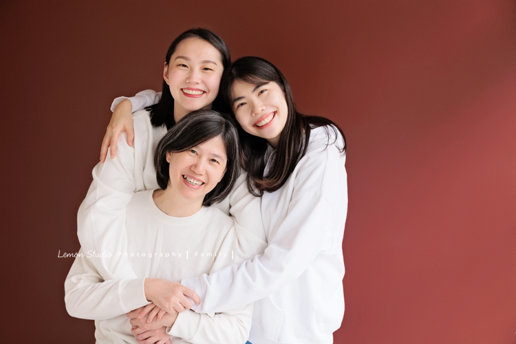 四個月大的朵朵來拍寶寶寫真，媽麻＆阿嬤及阿姨都超級疼愛她的，不論是哭哭還是燦爛的笑，朵朵的可愛都超可愛的，這張是媽麻、阿嬤及阿姨三人美麗的全家福合照！三人的感情很好啊！