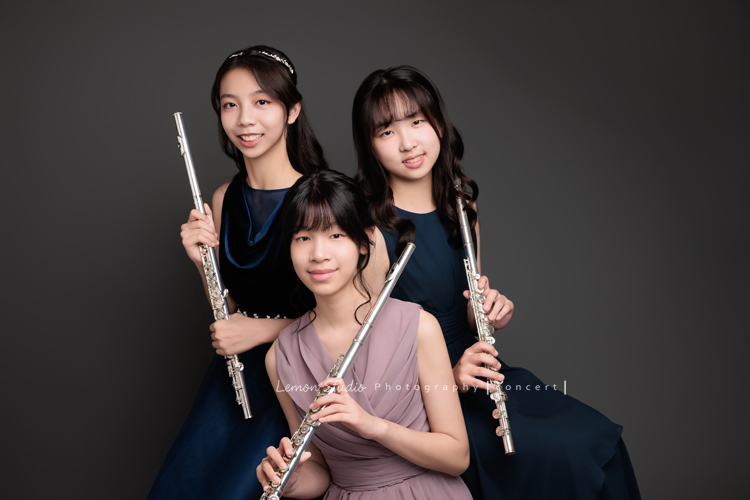 蔓、璇、晴三位女孩一起來拍照,三位女孩要辦長笛的演奏會,這次的禮服有些層次,兩位女孩是深藍色、一位是藕色,每一張都好美好優雅啊,這張是三位女孩手拿著長笛的三人音樂會要使用的合照相片!兩位穿深藍色的女孩坐在後面,穿藕色禮服的璇坐在前面!很有層次感的一張三人音樂會合照!三人對著鏡頭笑得甜美的一張合照!