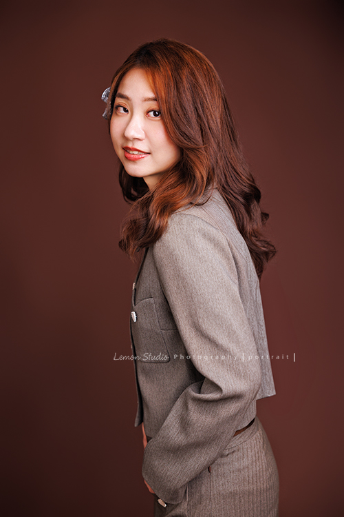 光程第三次來拍個人寫真,在電視新聞媒體業的光程,目前是寰宇新聞國際推播主播,光程好多角度都好美啊,這張是光程在咖啡紅的背景前很自然地轉頭看著鏡頭微笑的一張很美的個人寫真照!