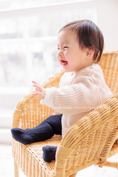Jade媽麻一家來拍照，三歲八個月的姊姊、及八個月大的妹妹太可愛了，爸拔媽麻與姊妹倆玩得好開心，這張是妹妹坐在椅子上跟鏡頭外的人玩得很開心、笑得很燦爛的可愛寶寶寫真紀錄！