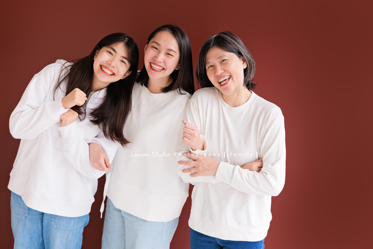 四個月大的朵朵來拍寶寶寫真，媽麻＆阿嬤及阿姨都超級疼愛她的，不論是哭哭還是燦爛的笑，朵朵的可愛都超可愛的，這張是媽麻、阿嬤及阿姨三人在互動的一瞬間，很可愛的一張母女三人的家庭寫真照！