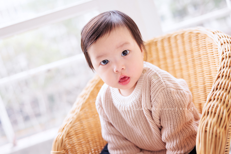 Jade媽麻一家來拍照，三歲八個月的姊姊、及八個月大的妹妹太可愛了，爸拔媽麻與姊妹倆玩得好開心，這張是妹妹坐在椅子上瞪大雙眼看著鏡頭的可愛寶寶寫真紀錄！