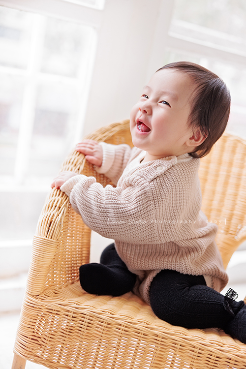 Jade媽麻一家來拍照，三歲八個月的姊姊、及八個月大的妹妹太可愛了，爸拔媽麻與姊妹倆玩得好開心，這張是妹妹坐在椅子上跟鏡頭外的人玩得很開心、笑得很燦爛的可愛寶寶寫真紀錄之一！