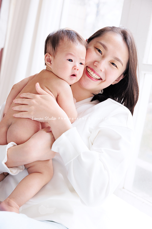 四個月大的朵朵來拍寶寶寫真，媽麻＆阿嬤及阿姨都超級疼愛她的，不論是哭哭還是燦爛的笑，朵朵的可愛都超可愛的，這張是媽麻抱著哭哭的朵朵，媽麻的笑容好漂亮，這是一張很美的媽媽寶寶寫真照！