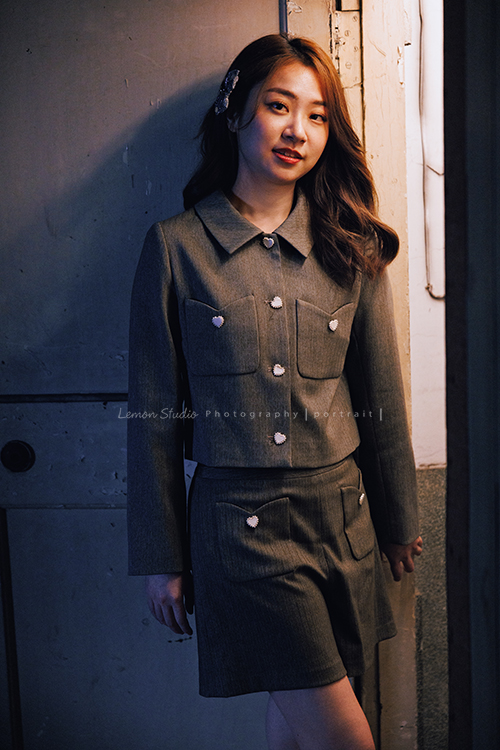 光程第三次來拍個人寫真,在電視新聞媒體業的光程,目前是寰宇新聞國際推播主播,光程好多角度都好美啊,這張是在昏暗的燈光下、廊道間拍攝的一張光程看著鏡頭微笑的很美的一張個人寫真照!