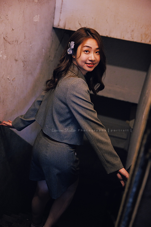 光程第三次來拍個人寫真,在電視新聞媒體業的光程,目前是寰宇新聞國際推播主播,光程好多角度都好美啊,這張是在昏暗的燈光下、廊道間拍攝的一張光程往下走回頭看著鏡頭微笑的很美的一張個人寫真照!