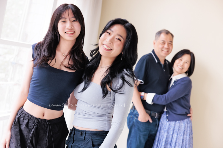 麗惠媽麻一家第四次來拍家庭寫真，第一次拍照是在15年前，當時Miranda & Charlotte都還是小小孩啊，如今姊妹倆已是美少女，這張是一家人穿藍色系的衣服，兩姊妹的笑容好甜美啊，好喜歡這張的氛圍！