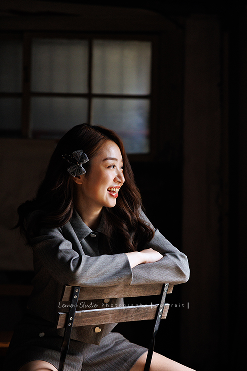 光程第三次來拍個人寫真,在電視新聞媒體業的光程,目前是寰宇新聞國際推播主播,光程好多角度都好美啊,這張是在昏暗的燈光下拍攝的一張光程坐在椅子上看著窗外笑容很美的一張個人寫真照!