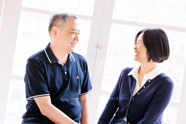 麗惠媽麻一家第四次來拍家庭寫真，第一次拍照是在15年前，當時Miranda & Charlotte都還是小小孩啊，如今姊妹倆已是美少女，這張是麗惠媽麻和先生對看微笑的相片，好棒的一張結婚多年的夫妻寫真照！