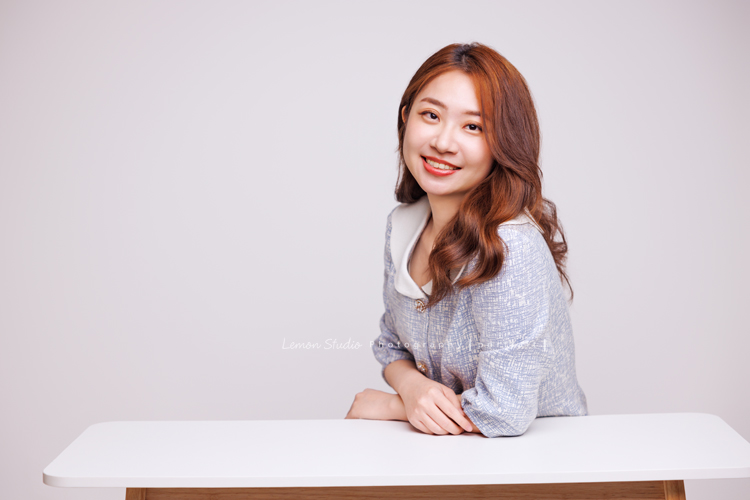 光程第三次來拍個人寫真,在電視新聞媒體業的光程,目前是寰宇新聞國際推播主播,光程好多角度都好美啊,這張是光程坐在一個桌子前,側身擺著自然的pose看著鏡頭很甜美地微笑的一張很美的個人寫真照!