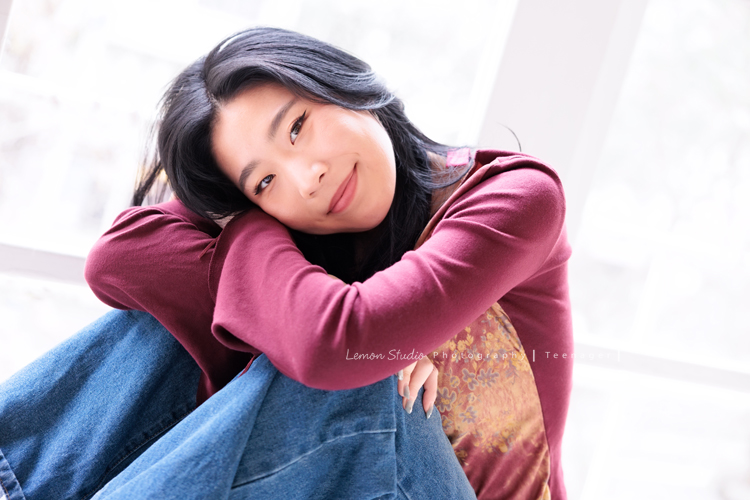 麗惠媽麻一家第四次來拍家庭寫真，第一次拍照是在15年前，當時Miranda & Charlotte都還是小小孩啊，如今姊妹倆已是美少女，這張是姊姊坐著趴在腿上，看著鏡頭微笑很美的一張姊姊的個人寫真照！