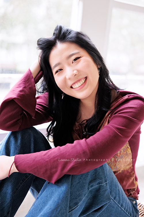 麗惠媽麻一家第四次來拍家庭寫真，第一次拍照是在15年前，當時Miranda & Charlotte都還是小小孩啊，如今姊妹倆已是美少女，這張是姊姊很自然地抓著頭髮，看著鏡頭微笑很美的一張姊姊的個人寫真照！