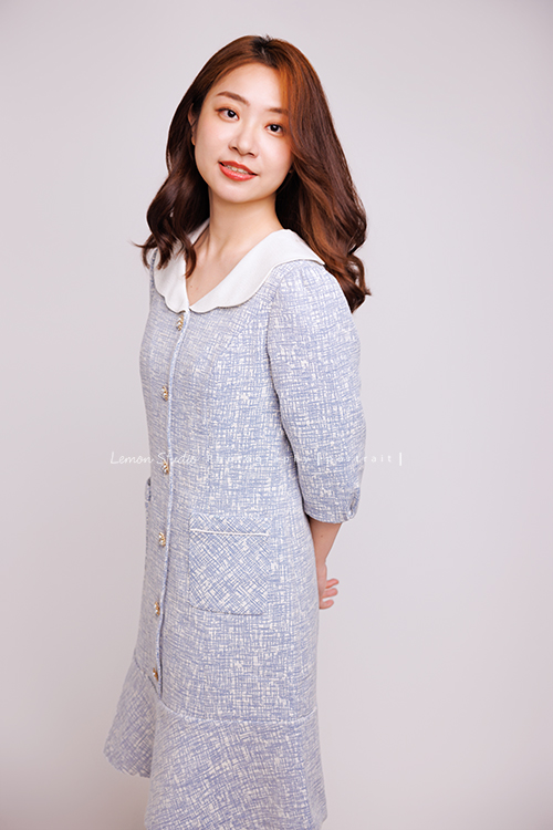 光程第三次來拍個人寫真,在電視新聞媒體業的光程,目前是寰宇新聞國際推播主播,光程好多角度都好美啊,這張是光程站著側身轉頭過來很自然地看著鏡頭的一張很美的個人寫真照!