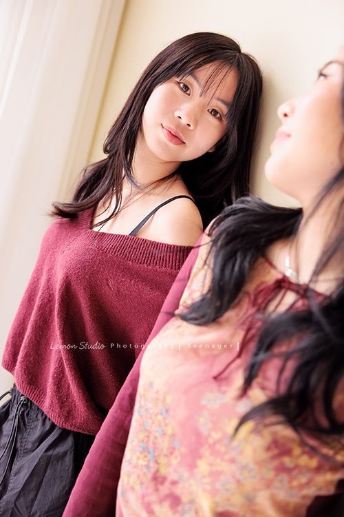 麗惠媽麻一家第四次來拍家庭寫真，第一次拍照是在15年前，當時Miranda & Charlotte都還是小小孩啊，如今姊妹倆已是美少女，這張是妹妹站在姊姊旁邊，妹妹看著鏡頭很美的一張寫真照！