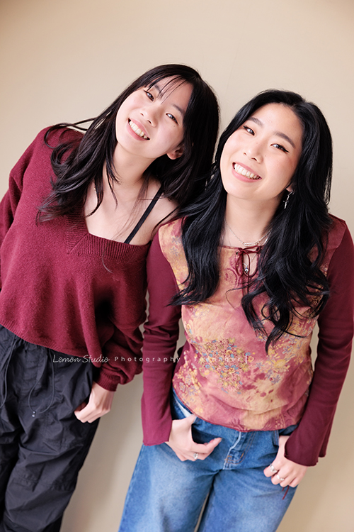 麗惠媽麻一家第四次來拍家庭寫真，第一次拍照是在15年前，當時Miranda & Charlotte都還是小小孩啊，如今姊妹倆已是美少女，這張是姊妹倆很自然地手插在口袋裡擺pose，倆人笑得很甜美的姊妹寫真照！